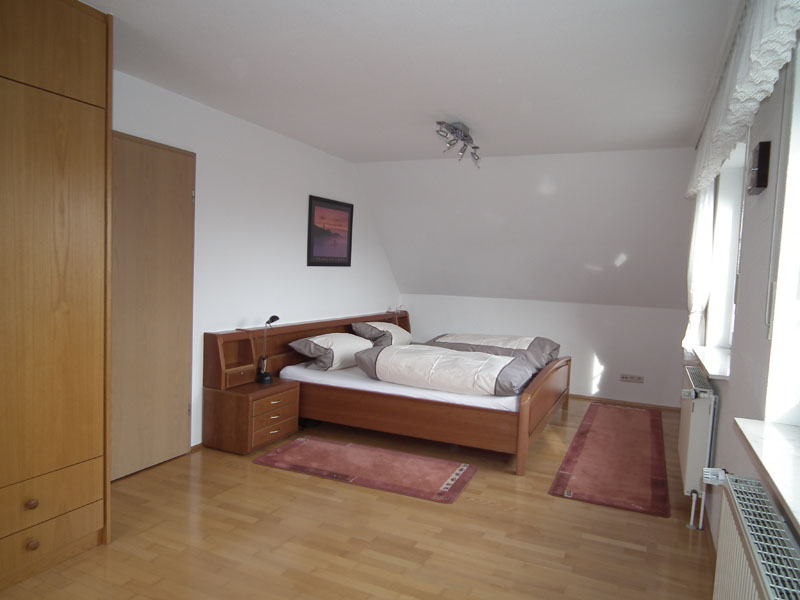 Schlafzimmer 1